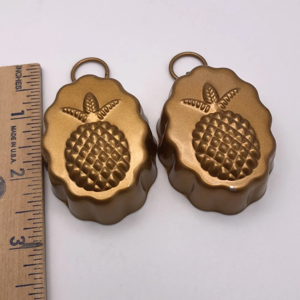 Williams Sonoma this scalloped
